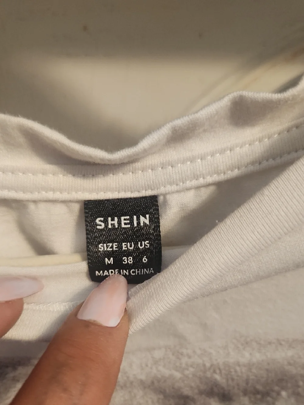 SHEIN White Short Sleeve Tee with Black Tag Detail - Picture 2 of 3